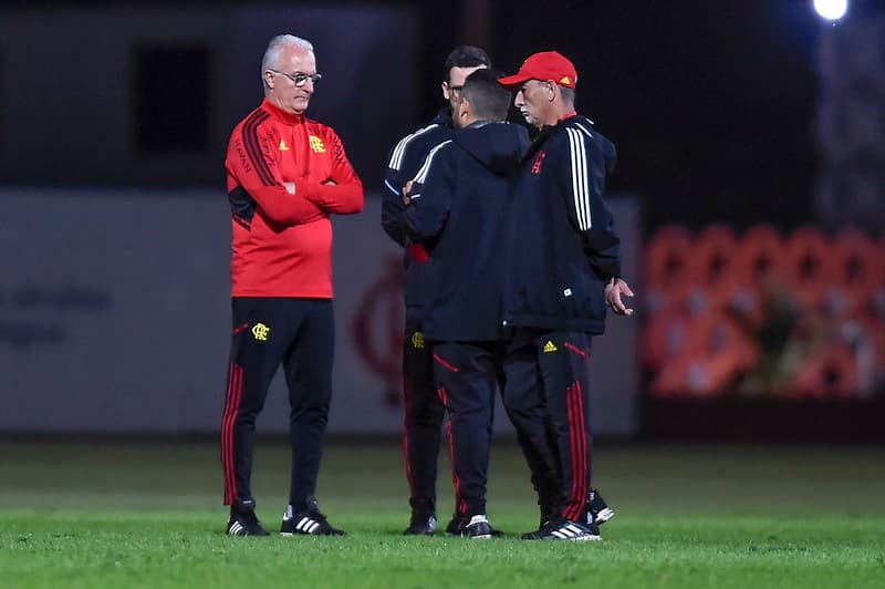 Dorival Junior pensativo em treino do Flamengo