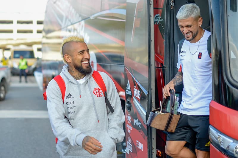 No desembarque do Flamengo, Arrascaeta e Vidal se divertem