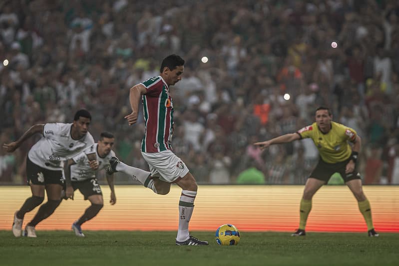 Fluminense empata com Corinthians, FLAMENGO aguarda