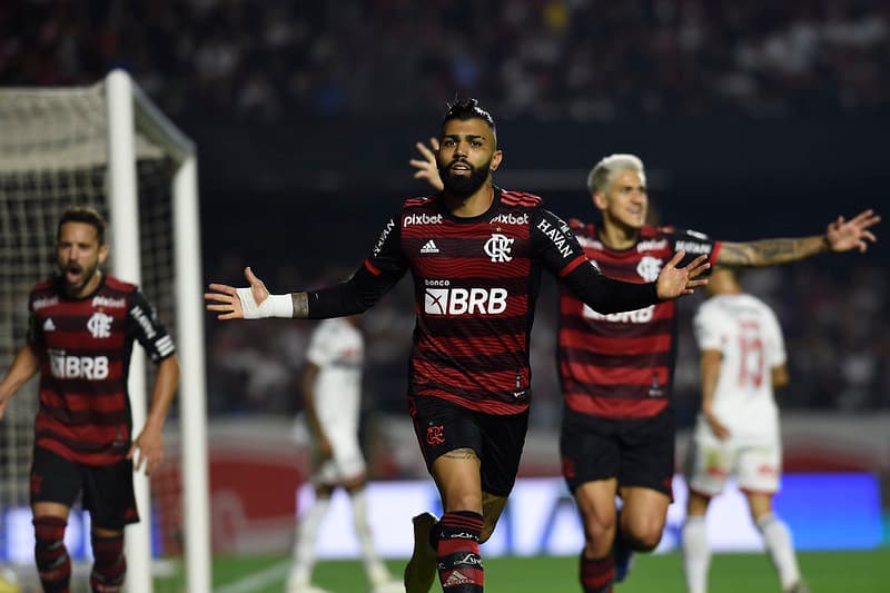 Gabriel Barbosa fez o segundo gol do Flamengo e saiu para comemorar