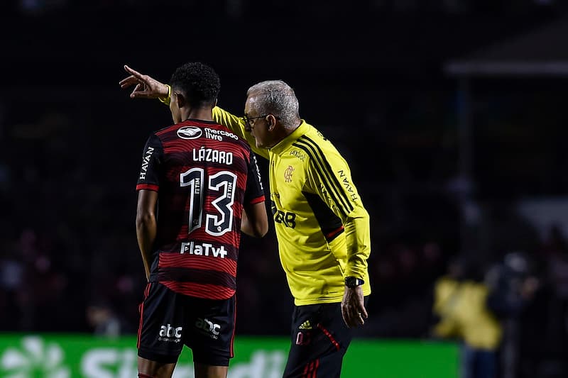 Dorival Junior orienta Lázaro contra o São Paulo no Morumbi.