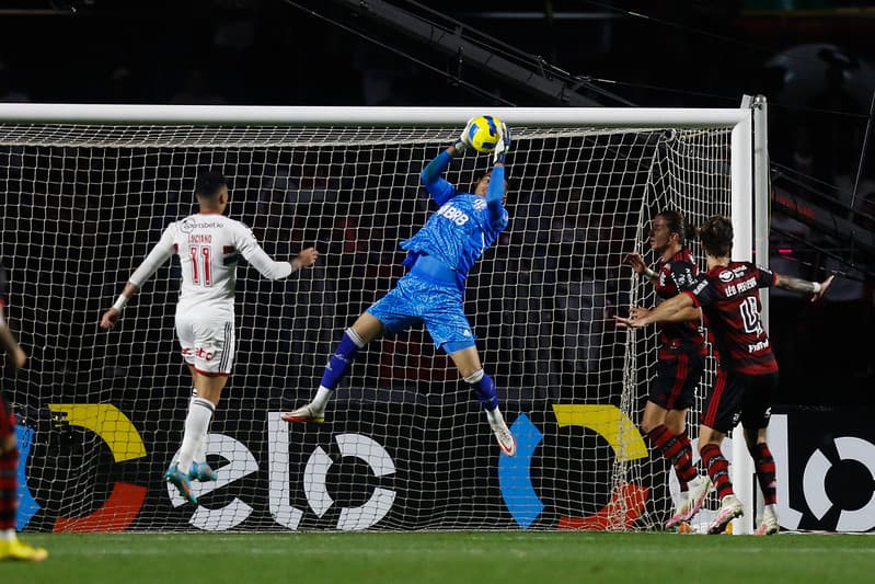 Santos faz defesa pelo Flamengo, contra o São Paulo.