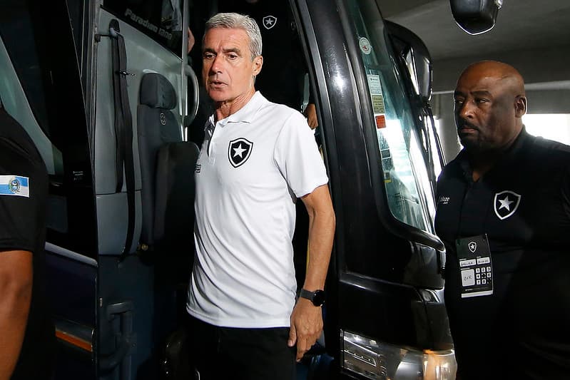 Perto de perder Luís Castro, Botafogo planeja contratar bicampeão pelo Flamengo