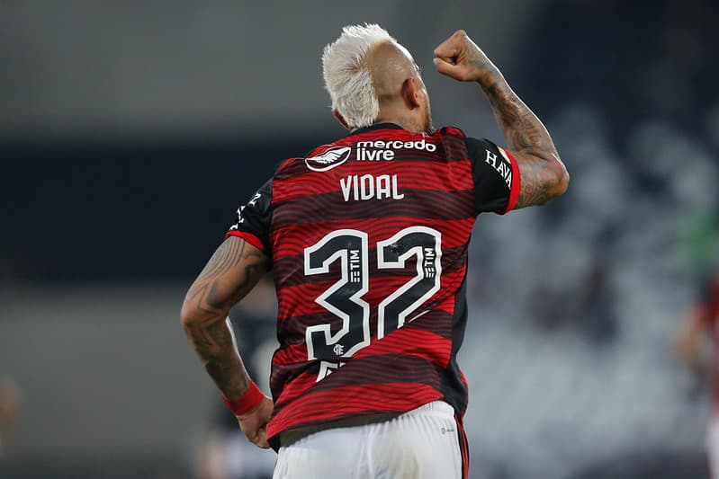 Vidal comemora gol pelo Flamengo