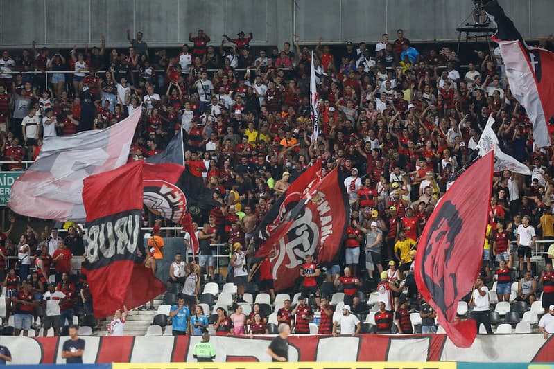 torcida do Flamengo em jogo contra o Botafogo