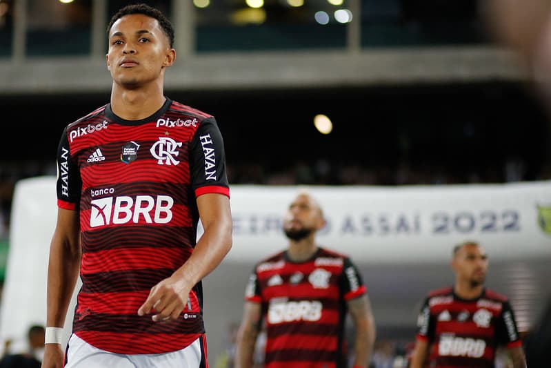 Flamengo recebe oferta por Lázaro