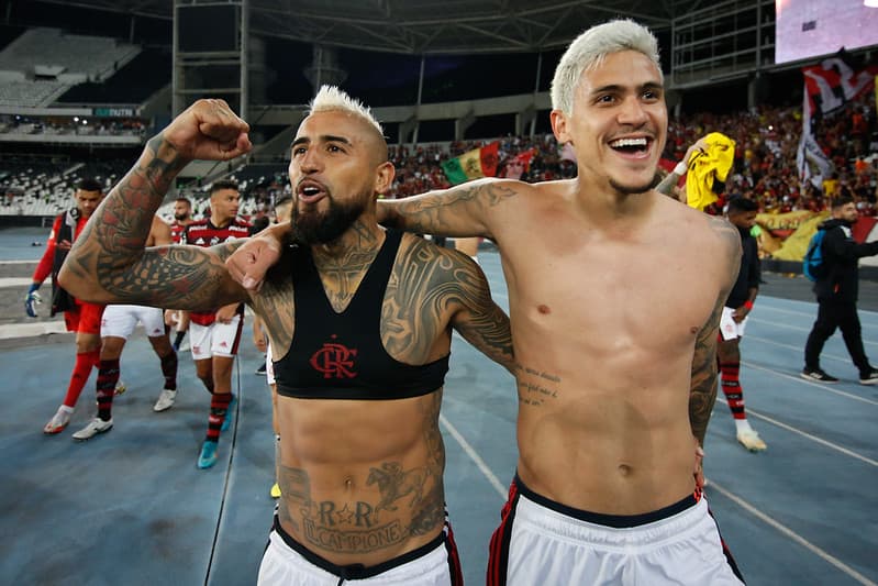 Pedro e Vidal comemoram vitória do Flamengo sobre o Botafogo