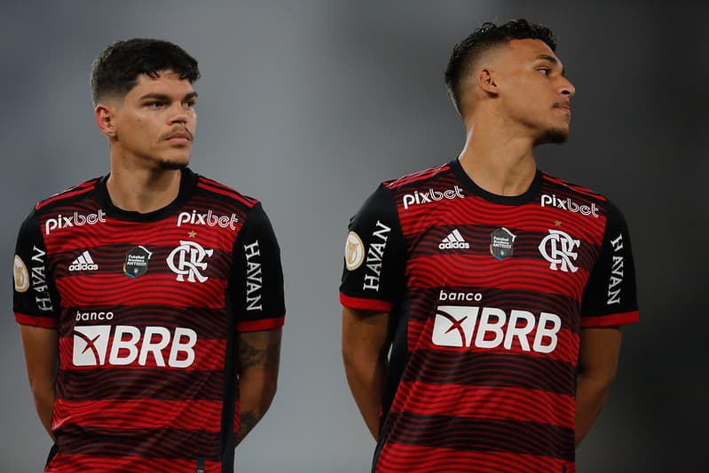 Victor Hugo e Ayrton Lucas antes de jogo do Flamengo