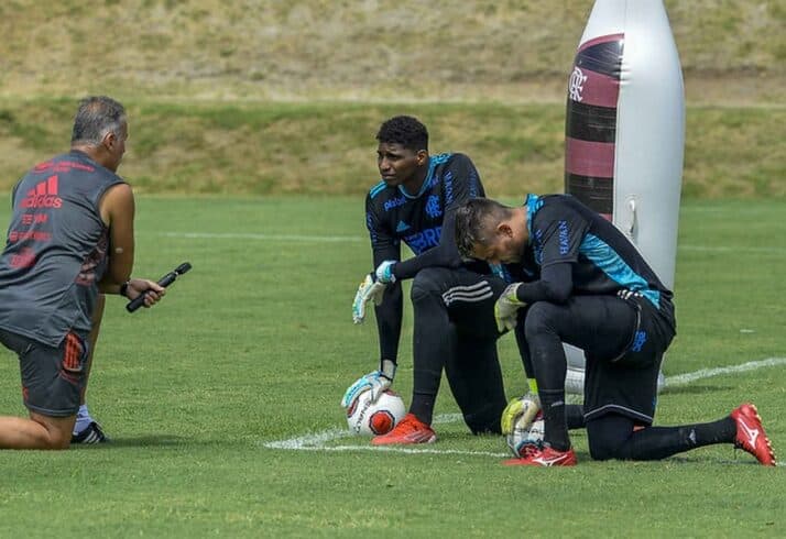 Diego Alves e Hugo Souza ouvem instruções no treino do Flamengo