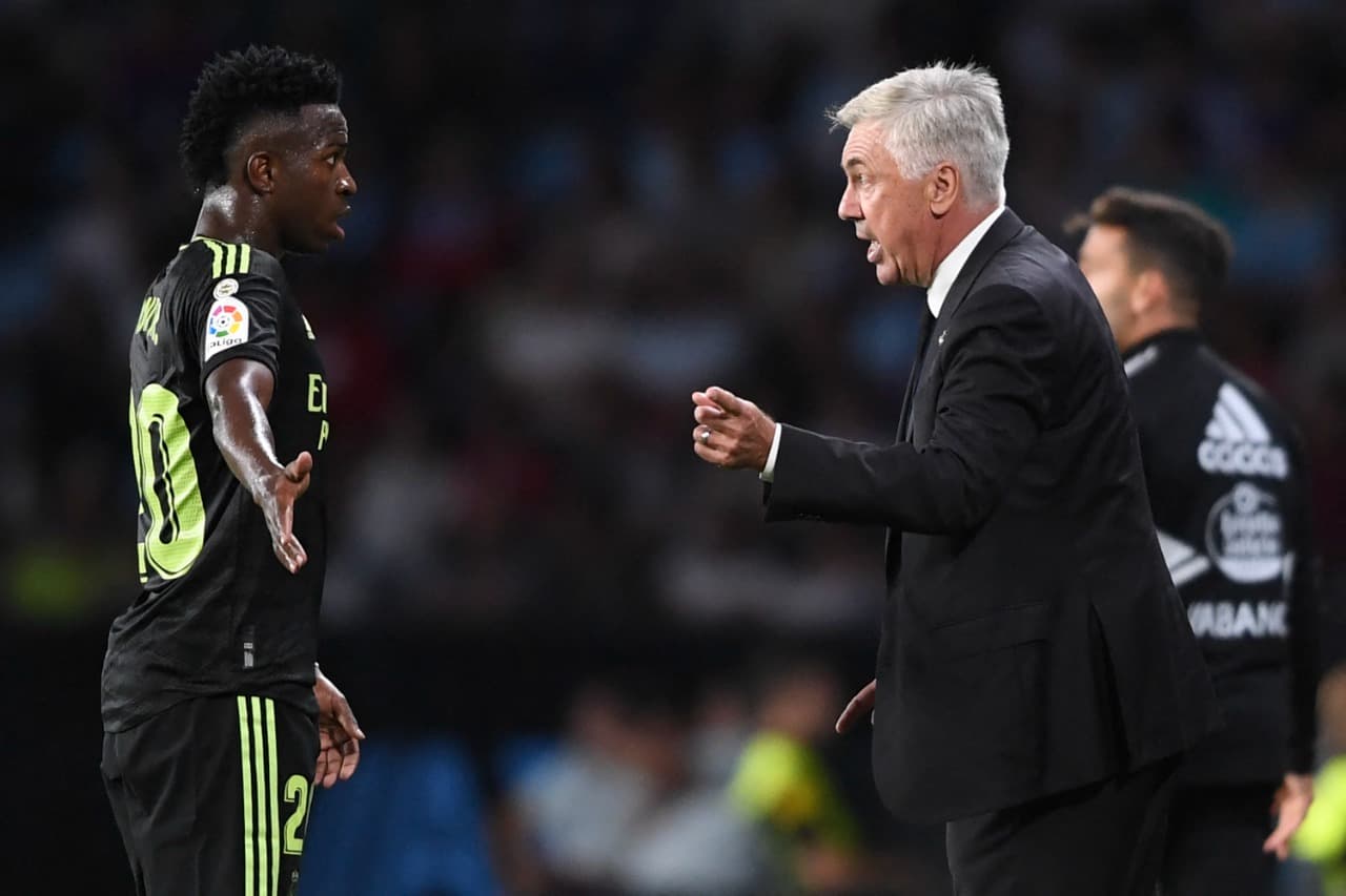 A cria do Flamengo Vinícius Júnior recebe instruções de Carlos Ancelotti