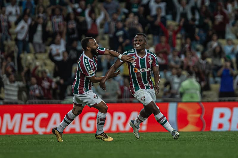 Arias comemora seu gol e o segundo do Fluminense sobre o Coritiba