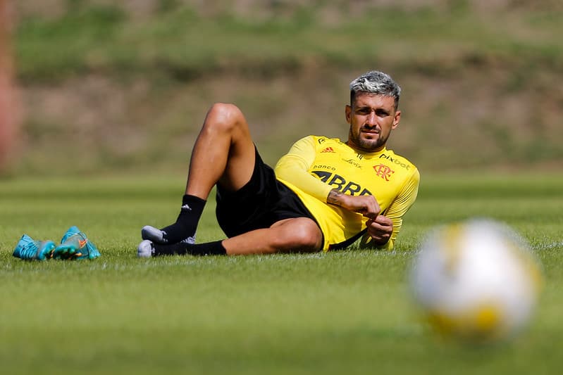Arrascaeta assiste treino deitado no Flamengo