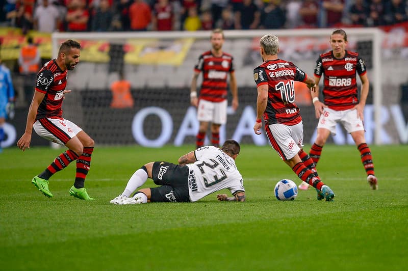Arrascaeta foi eleito o melhor jogador da vitória do Flamengo em Itaquera
