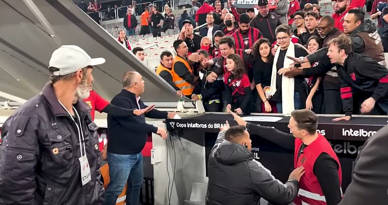 Torcedores do Athletico impedem criança de receber camisa do Flamengo