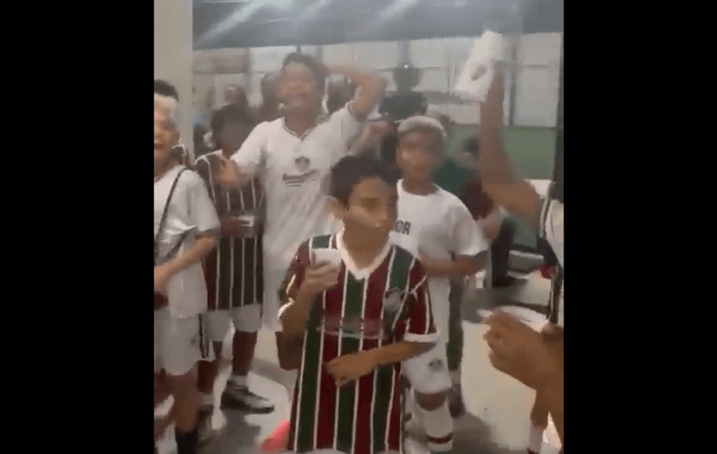 Crianças da escolinha do Fluminense cantam música do Flamengo
