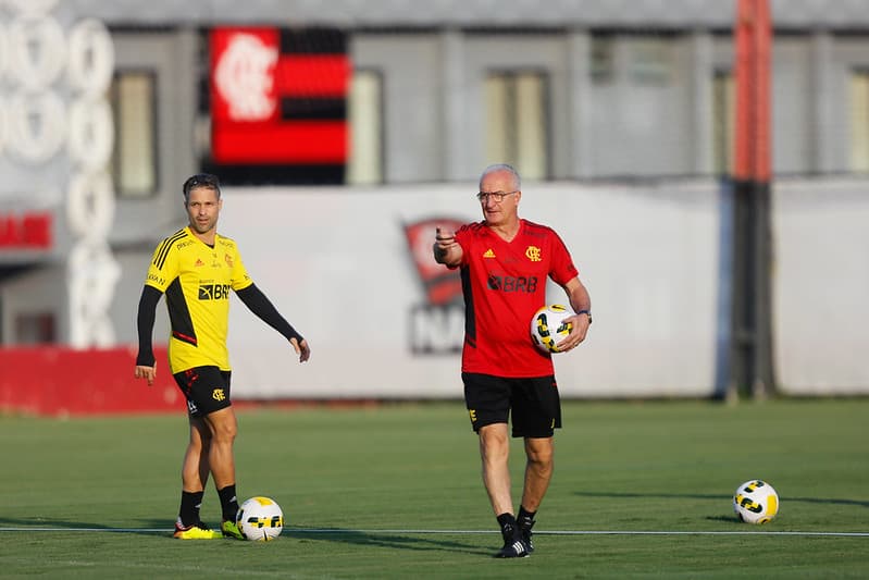 Dorival dando treino