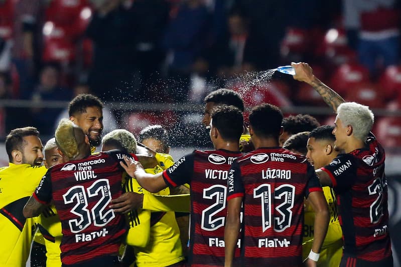 Flamengo comemora gol contra o São Paulo pela Copa do Brasil