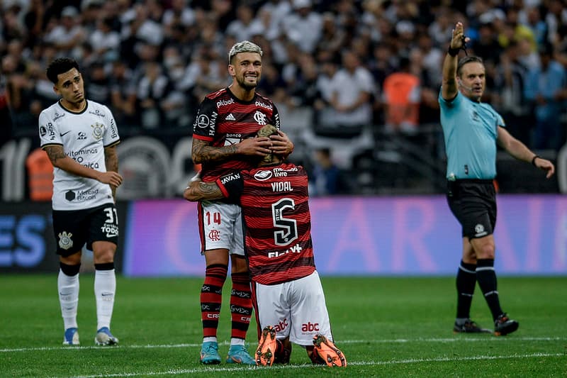 Flamengo vence o Corinthians com grande atuação de Arrascaeta e com presença do craque Arturo Vidal