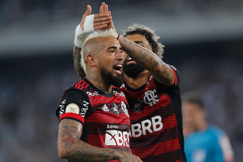 Gabigol ajeita o Moicano de Arturo Vidal como partes das comemorações pelo gol do chileno sobre o Botafogo