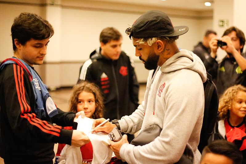 Palpites Flamengo Palmeiras Gabigol autografa camisa de jovem torcedor do Flamengo durante o desembarque do time em São Paulo para duelo decisivo contra o Palmeiras, pelo Campeonato Brasileiro