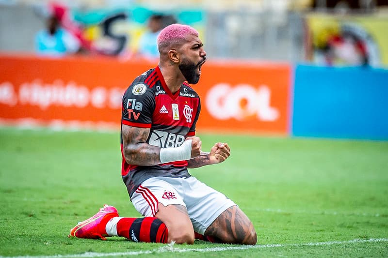 Gabigol comemora 100 jogos com a camisa do Flamengo e gol sobre o Corinthians no Campeonato Brasileiro de 2021