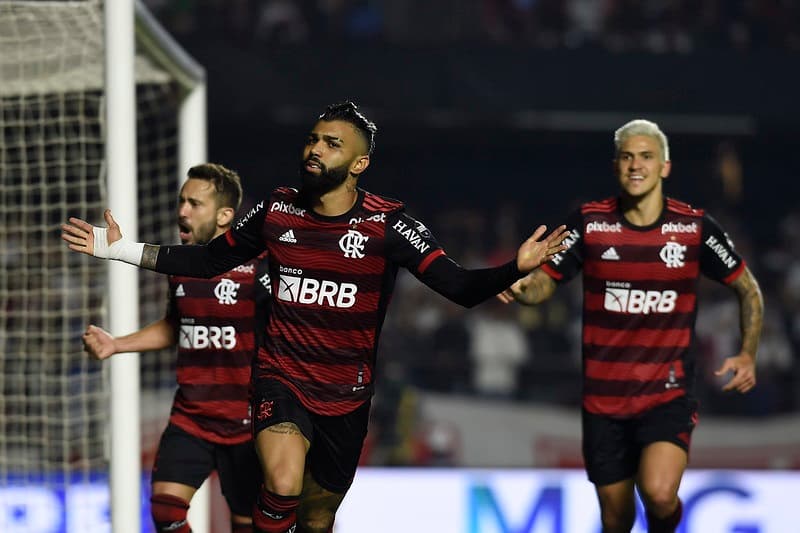 Gabigol comemora gol pelo Flamengo contra o São Paulo no Morumbi; time decidem Copa do Brasil no estádio