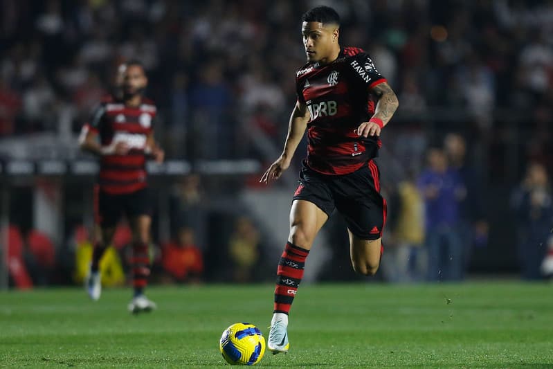 João Gomes conduz a bola