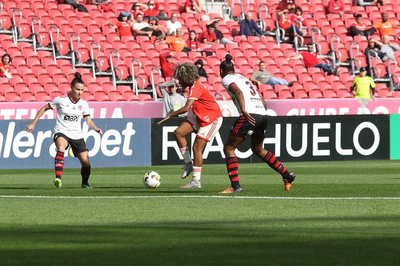 Jogadoras disputam bola no gramado