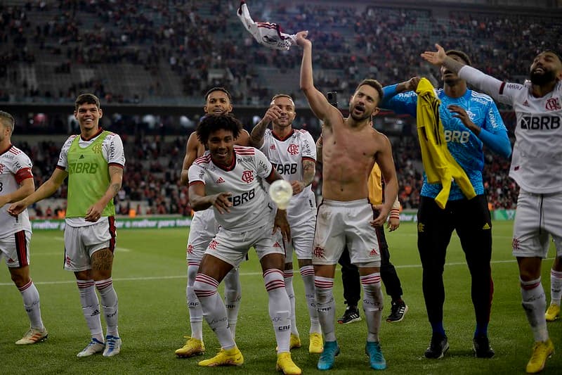 Jogadores do Flamengo comemoram classificação na Arena da Baixada
