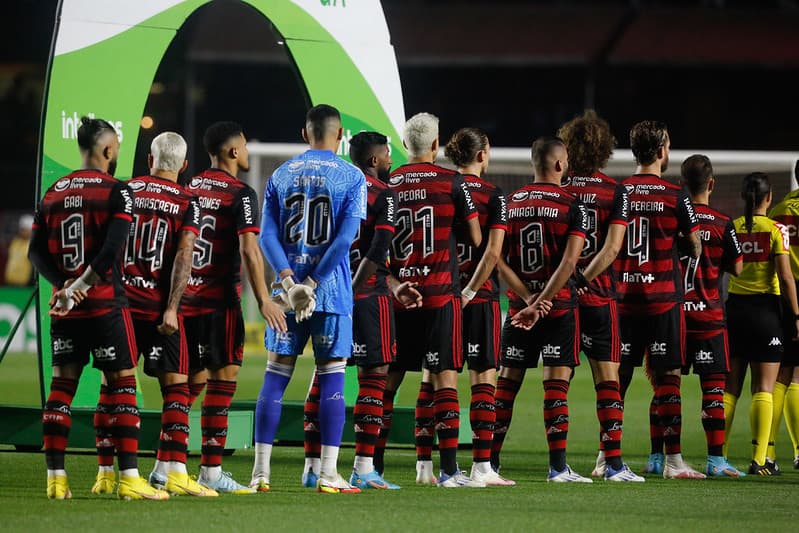 Jogadores do Flamengo perfilados para o hino nacional