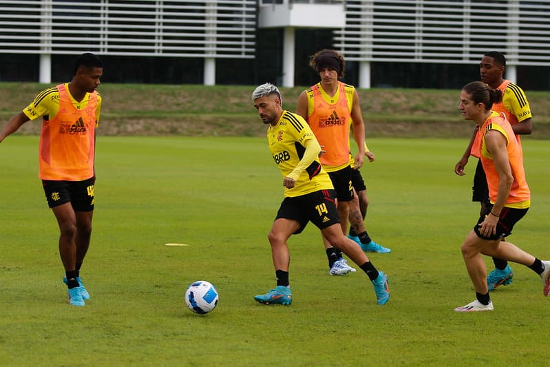 Jogadores do Flamengo treinando no CT do Ninho do Urubu