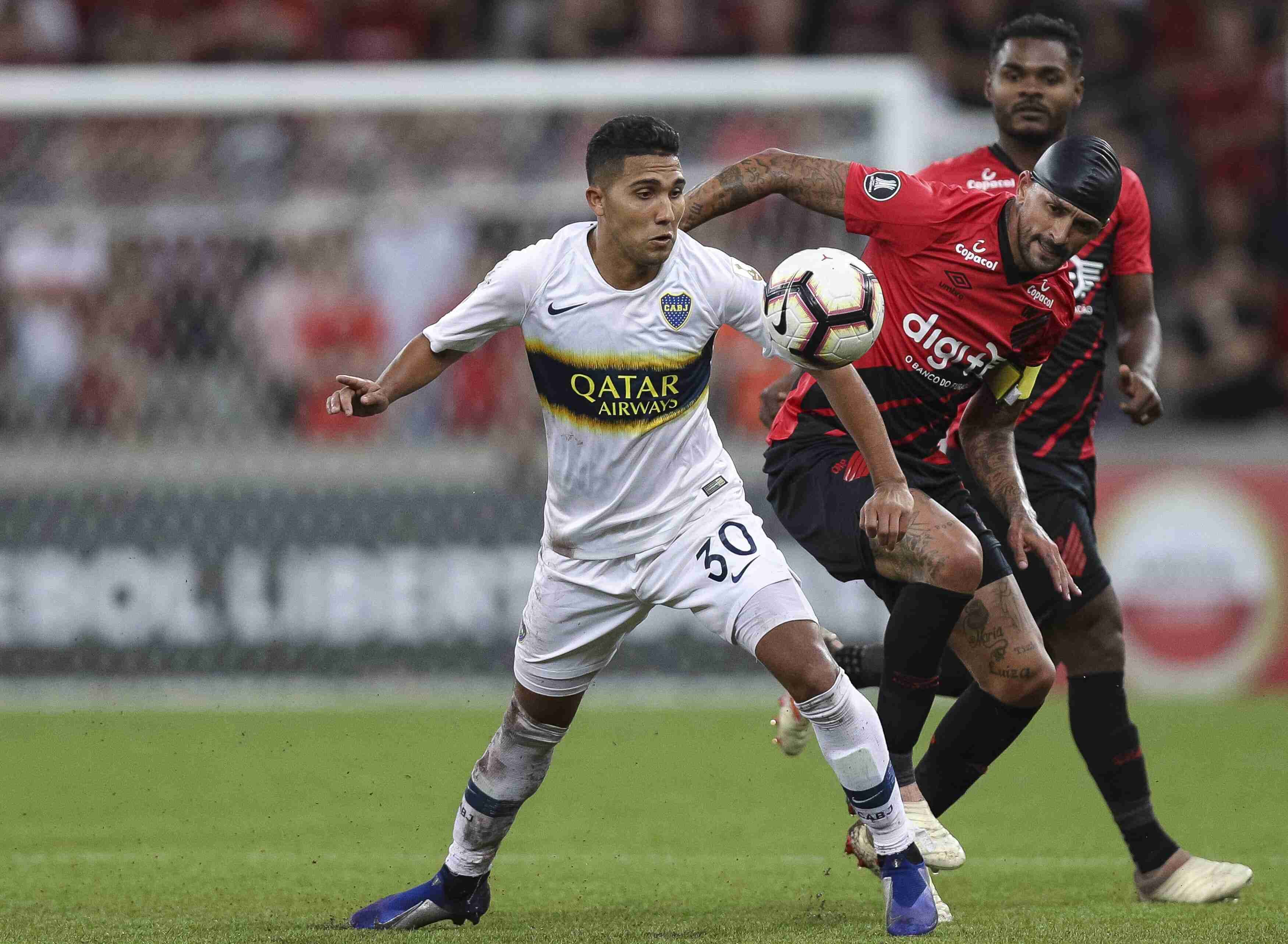 Lucho Gonzalez em ação com a camisa do Athletico-PR contra o Boca Junior. Jogador foi contratado pelo Ceará