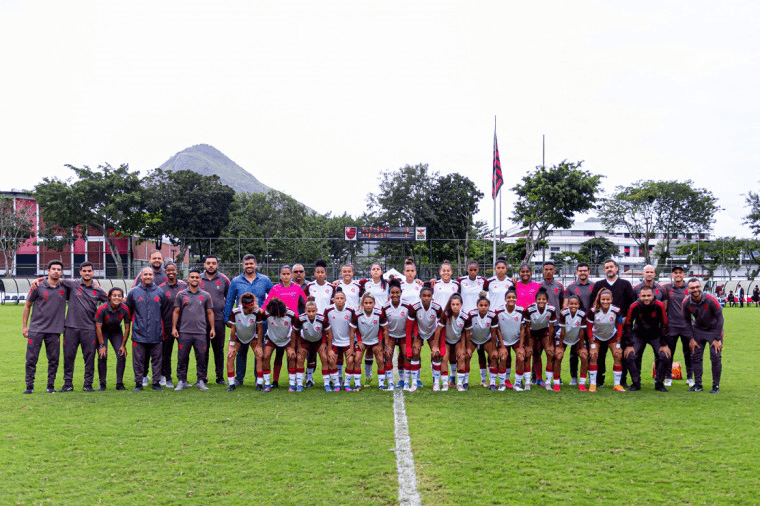 Meninas da Gávea em posição de foto oficial na Gávea
