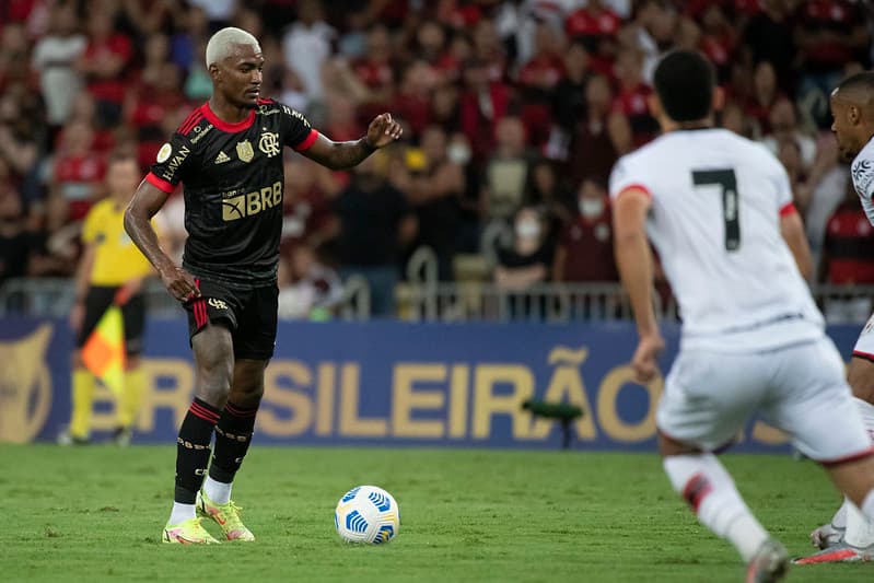 Ramon em ação pelo Flamengo; jogador foi vendido ao Olympiacos e rendeu dinheiro ao Flamengo e ao Nova Iguaçu