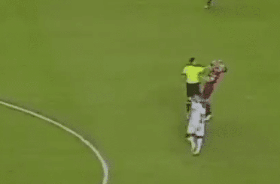 Diego é acertado por juiz em jogo do Flamengo na Libertadores