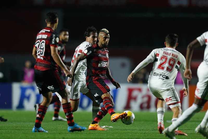 Vidal cercado por jogadores do São Paulo, no Morumbi