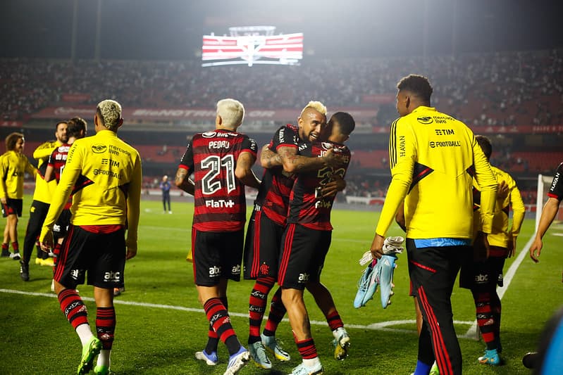 Vidal comemorando com os jogadores no Morumbi