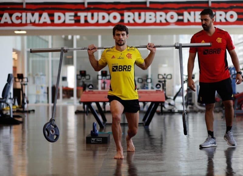 Rodrigo Caio durante processo de recuperação; zagueiro e Filipe Luís não estarão na partida contra a Portuguesa-RJ pelo Carioca