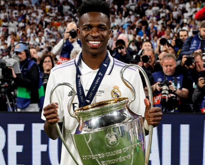 Ex-Flamengo, Vinícius Júnior comemora com taça da Champions League