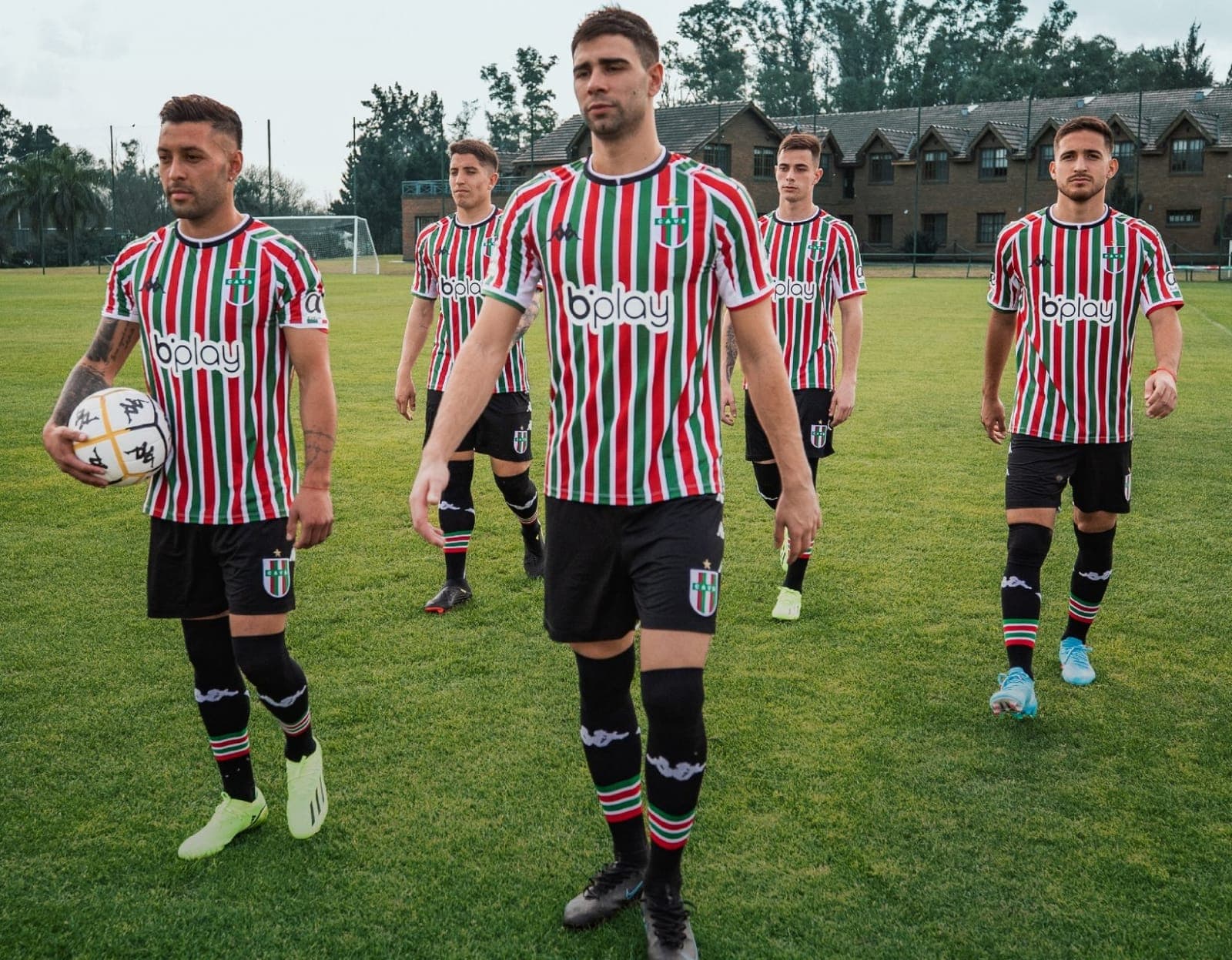 Adversário do Flamengo, Vélez lança camisa parecida com a do Fluminense