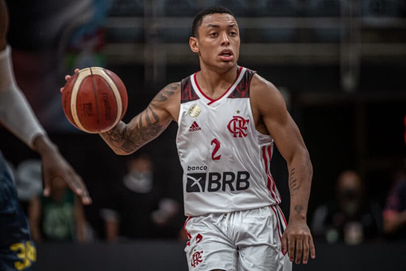 Yago Mateus com a camisa do Flamengo; atleta se manifestou após ser vítima de racismo durante uma partida de basquete na Espanha