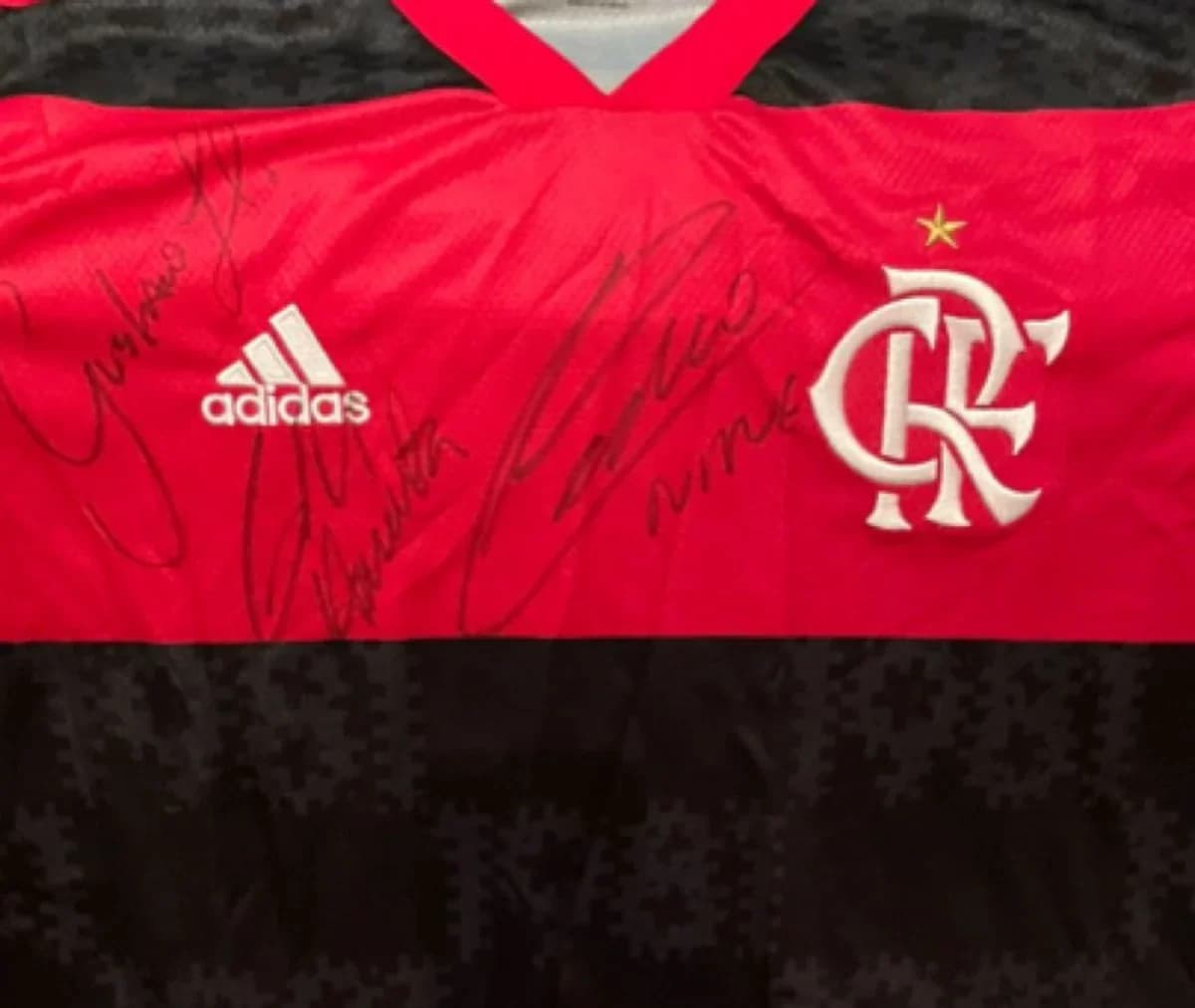 Projeto Fraternidade na Rua irá sortear uma camisa oficial do Flamengo autografada com o objetivo de auxiliar no acolhimento de pessoas sem teto