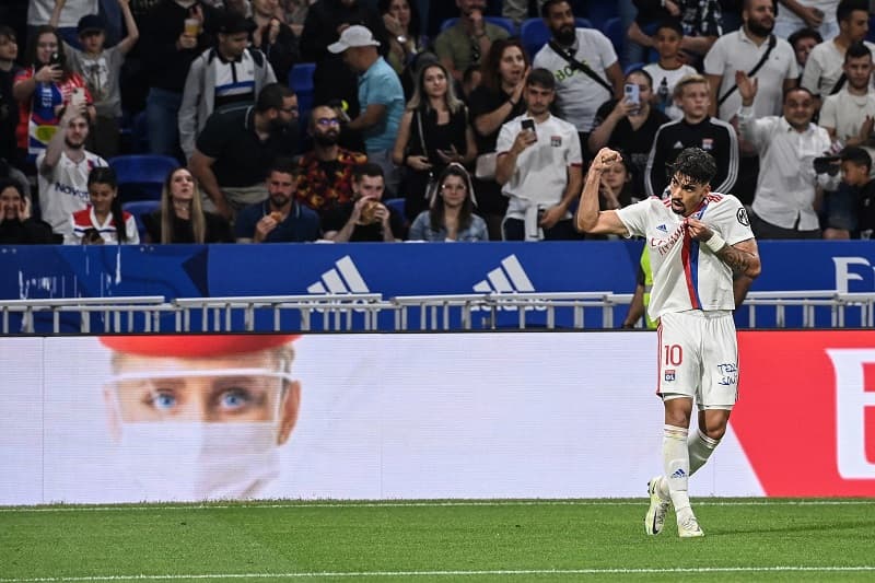 Lucas Paquetá em campo pelo Lyon