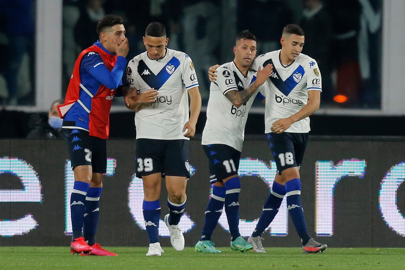 Jogadores do Vélez comemoram gol do time