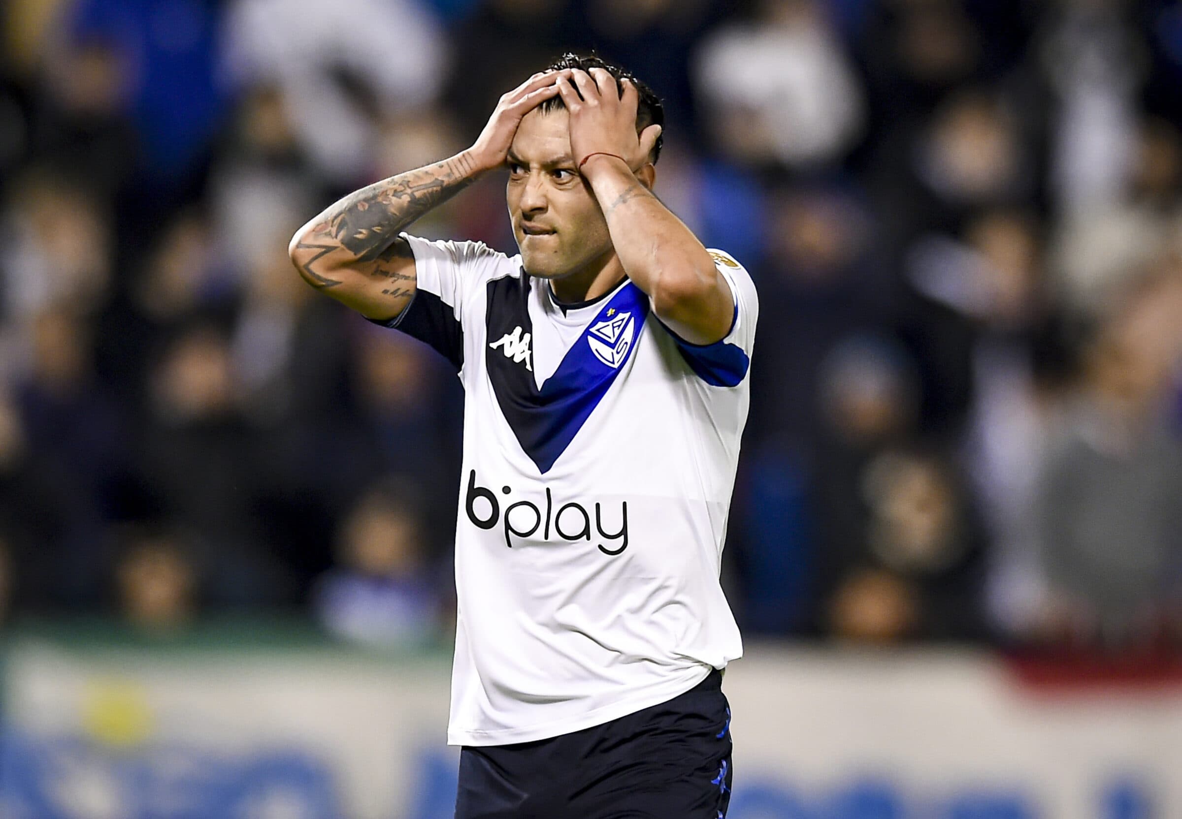 jogador do Vélez se lamenta