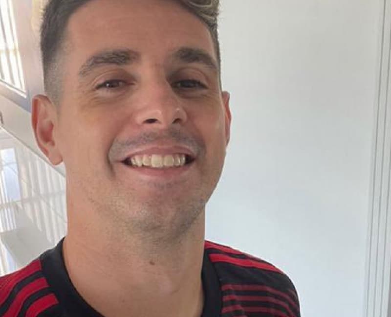 Foto de Oscar vestindo a camisa do Flamengo viralizou nas redes sociais