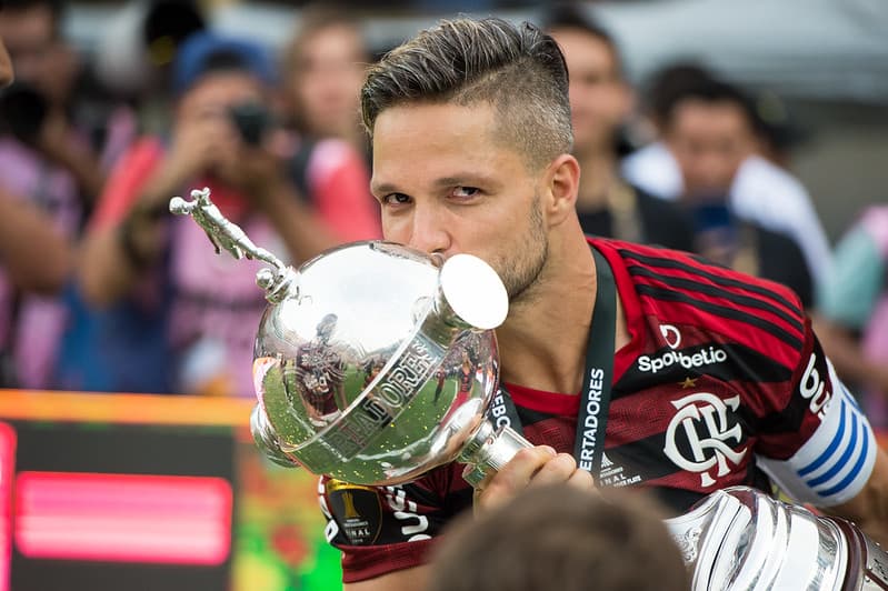 Diego Ribas com o troféu da Libertadores