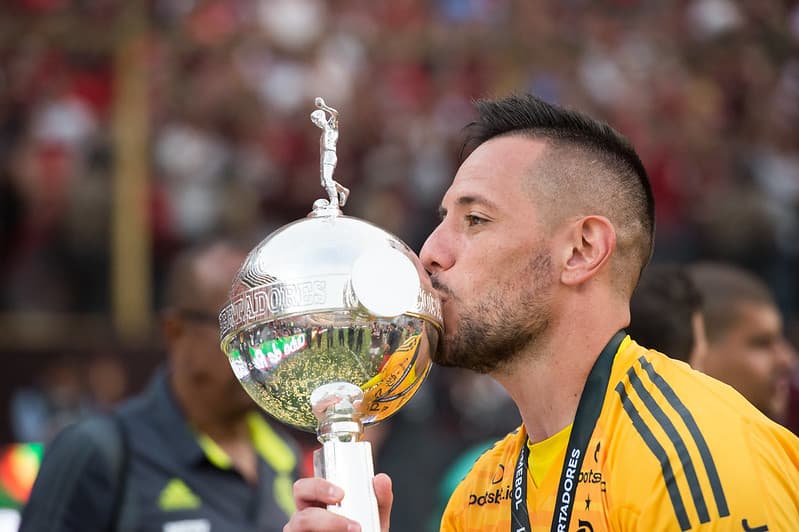 Diego Alves beijando a taça da Libertadores conquistada pelo Flamengo