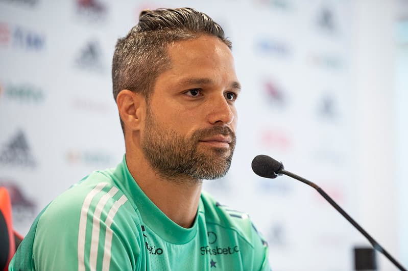 Diego Ribas dando entrevista coletiva no Flamengo