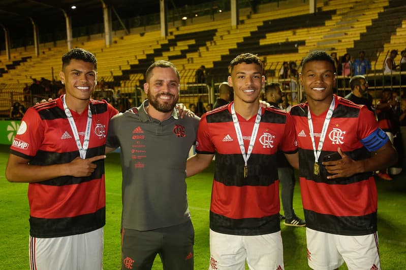 Victor Hugo, Matheusão e Matheus França após título do Flamengo